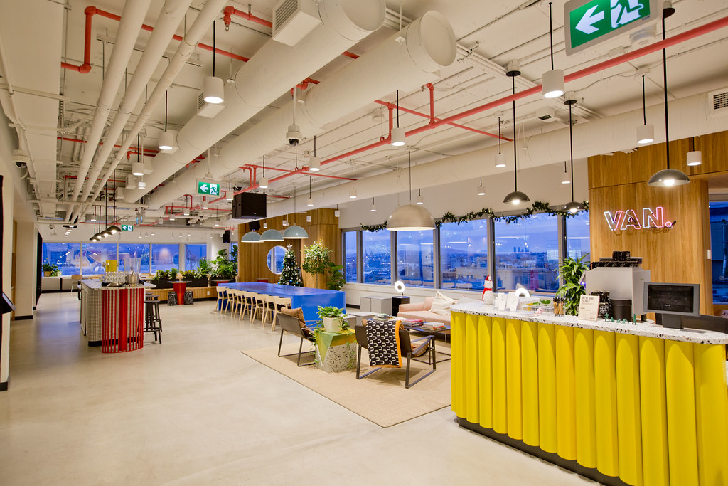 Coworking con mesas compartidas